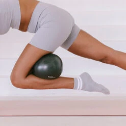 Pilates Ball -Elite Fitness Store Pilates Ball Lifestyle4 cd217a7e 1291 47ae 93b1 175e8e297a88
